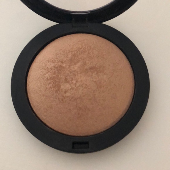 All over glow bronzing powder - Picture 2 of 3